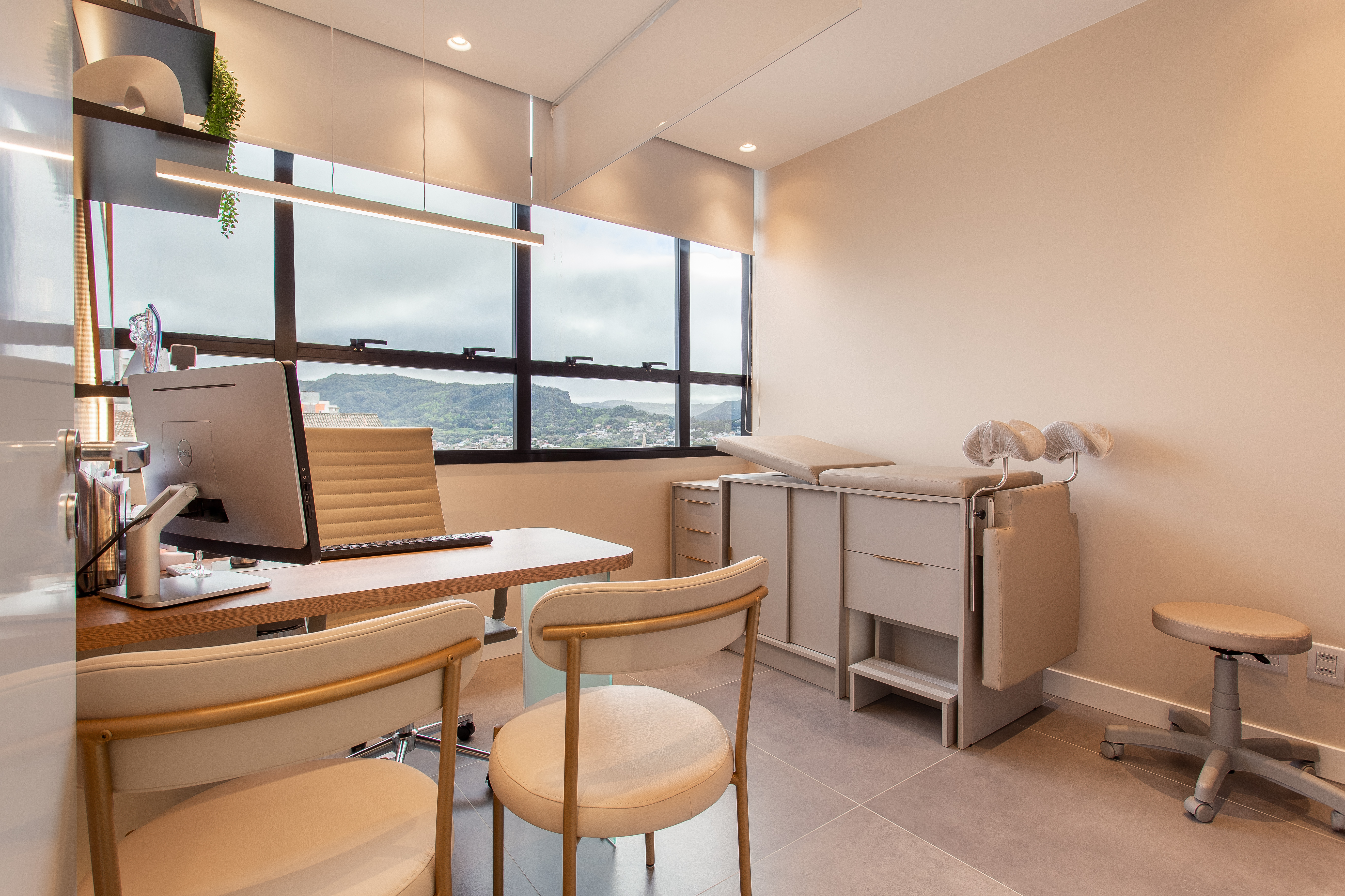 Consultório médico moderno com vista panorâmica — projeto ATKA Arquitetura