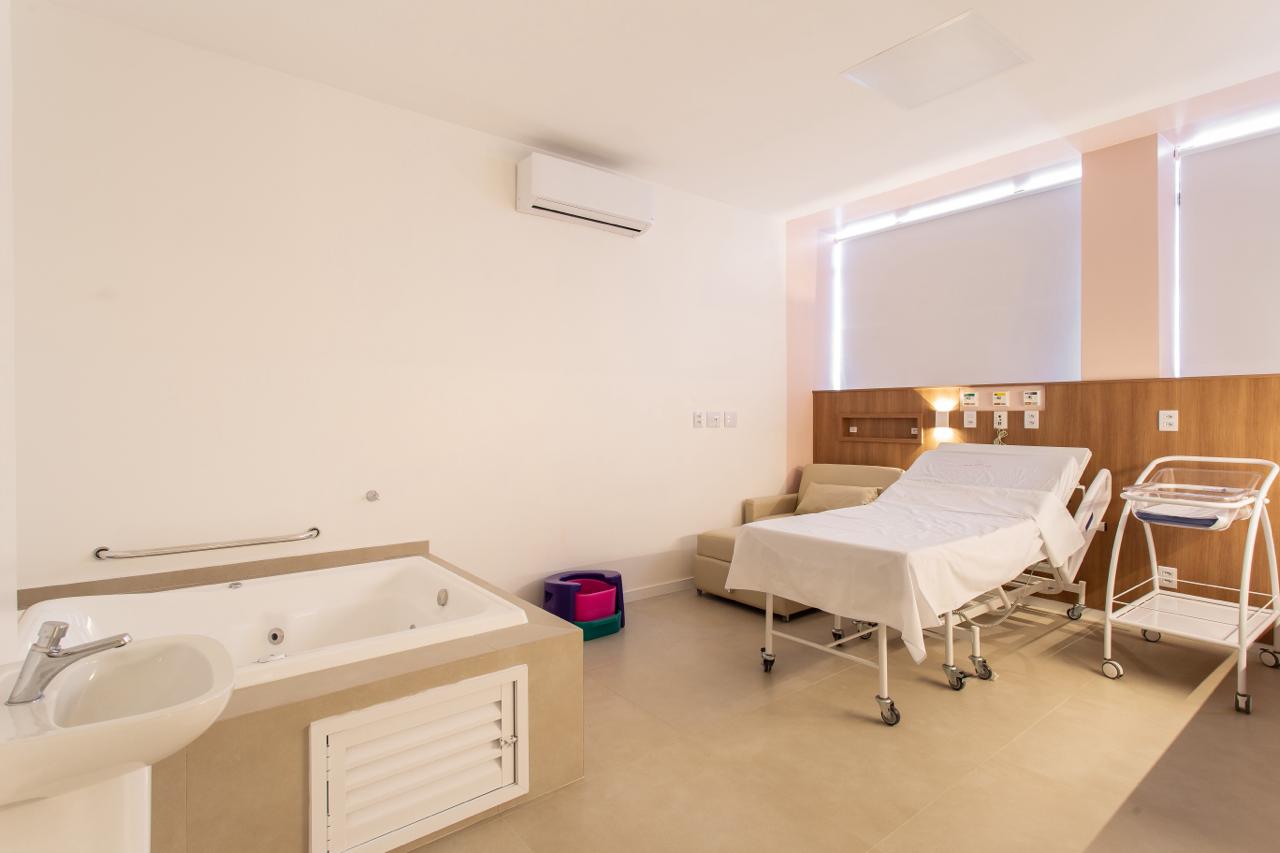 Quarto de maternidade humanizado com banheira de parto — ATKA Arquitetura