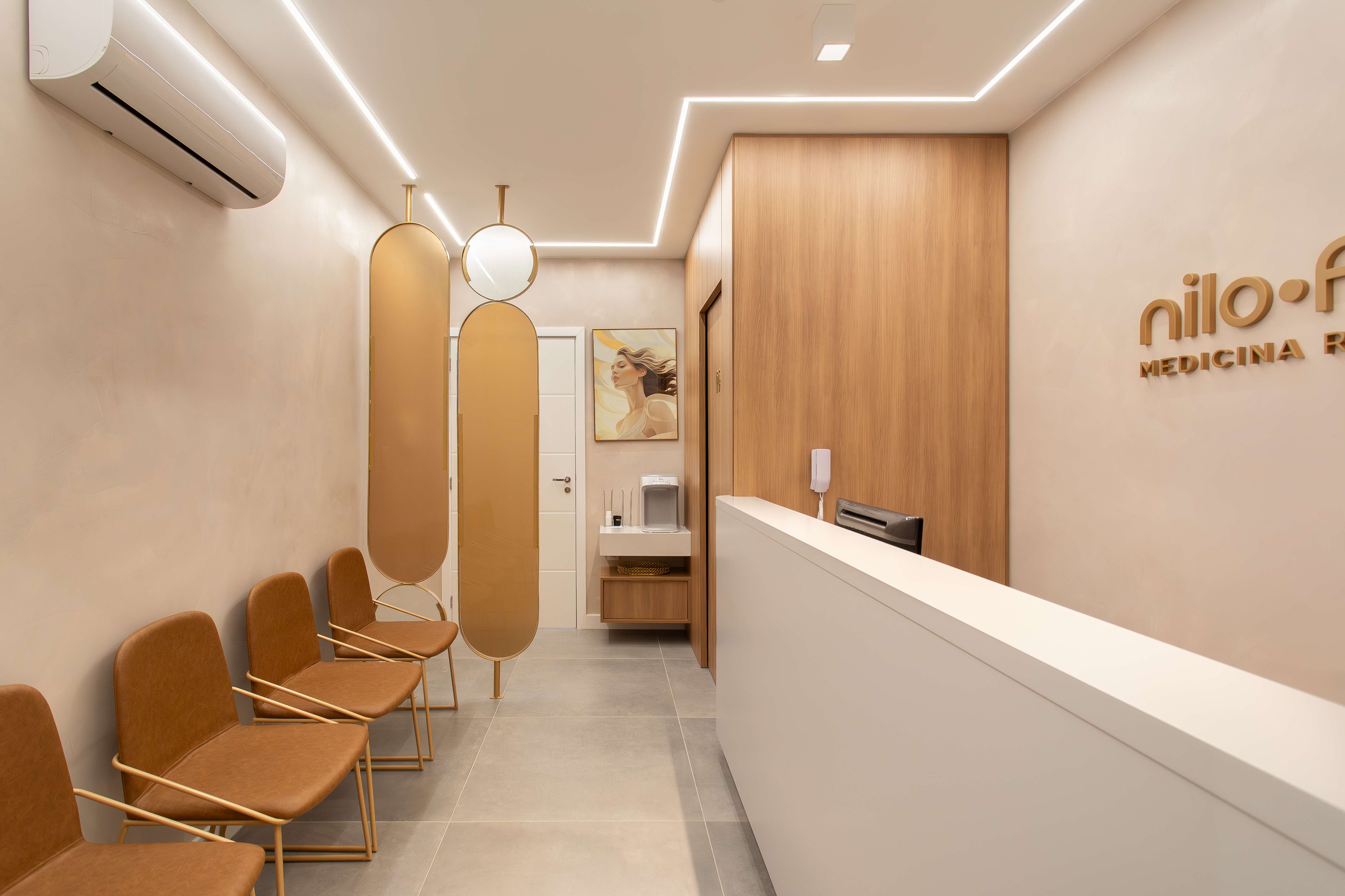 Recepção de clínica médica com design elegante — projeto ATKA Arquitetura