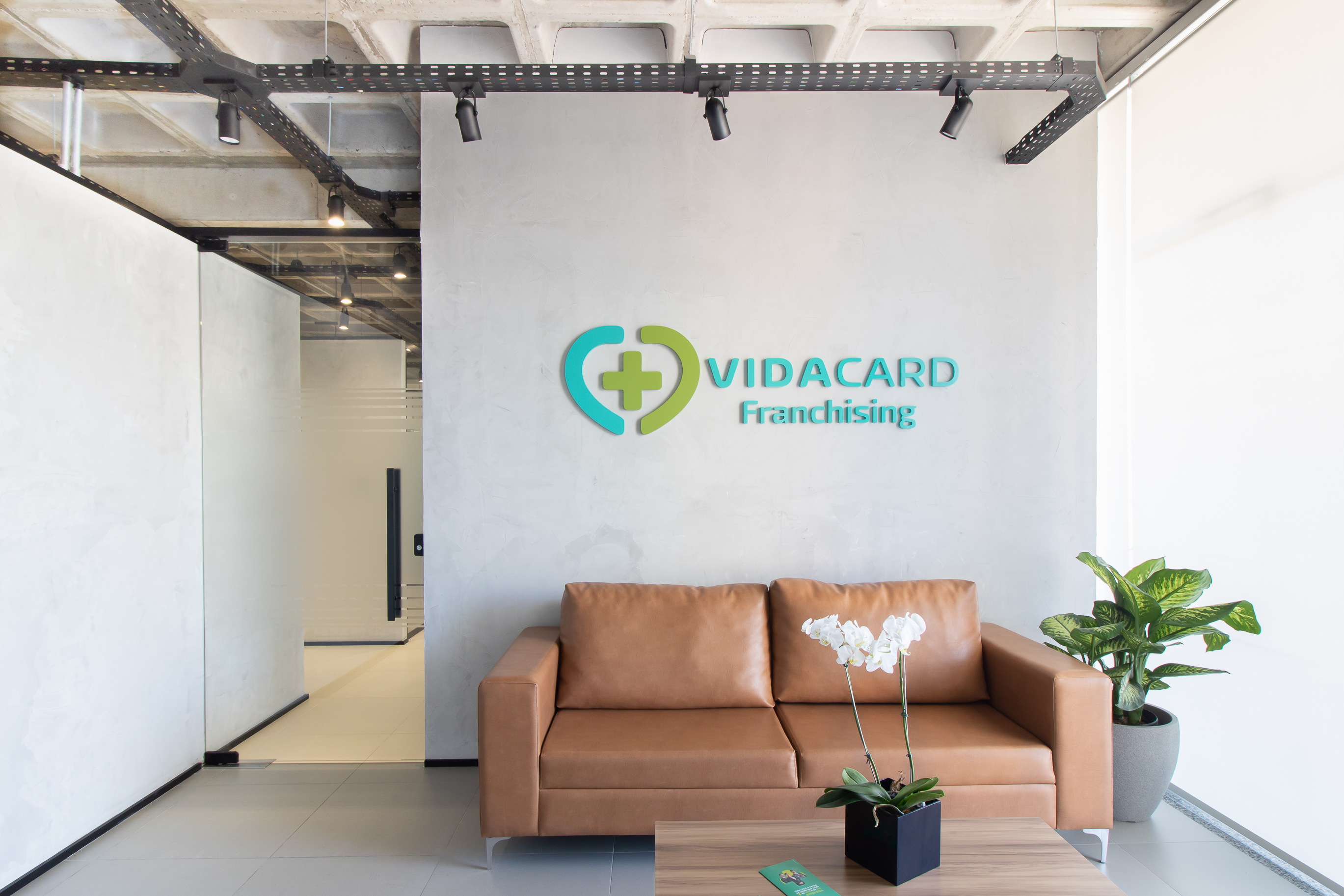 Recepção de franquia de saúde — projeto corporativo ATKA Arquitetura