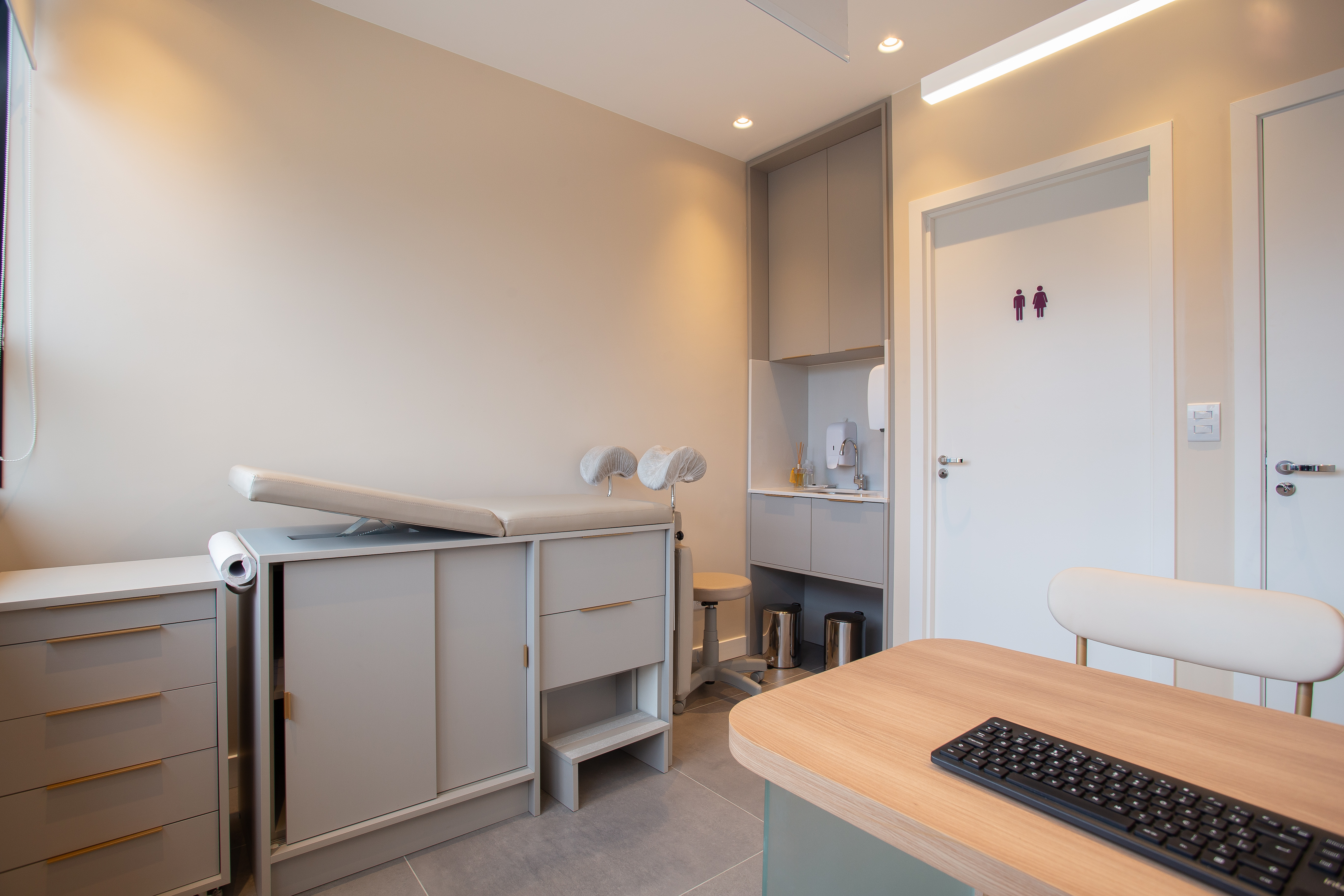 Sala de procedimento clínica médica com design moderno — ATKA Arquitetura